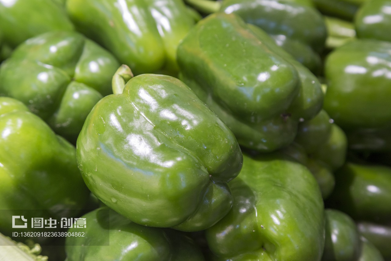 菜市場(chǎng)的風(fēng)景線 擺放整齊的食材與新鮮蔬菜零售